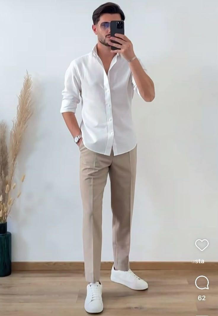Produção masculina com camisa branca e calça bege