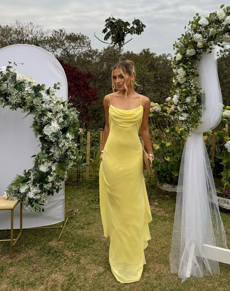 Vestido longo amarelo leve para casamento na primavera