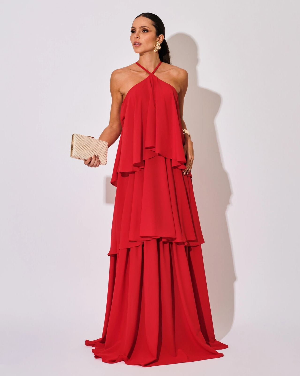 Vestido longo vermelho com camadas fluidas