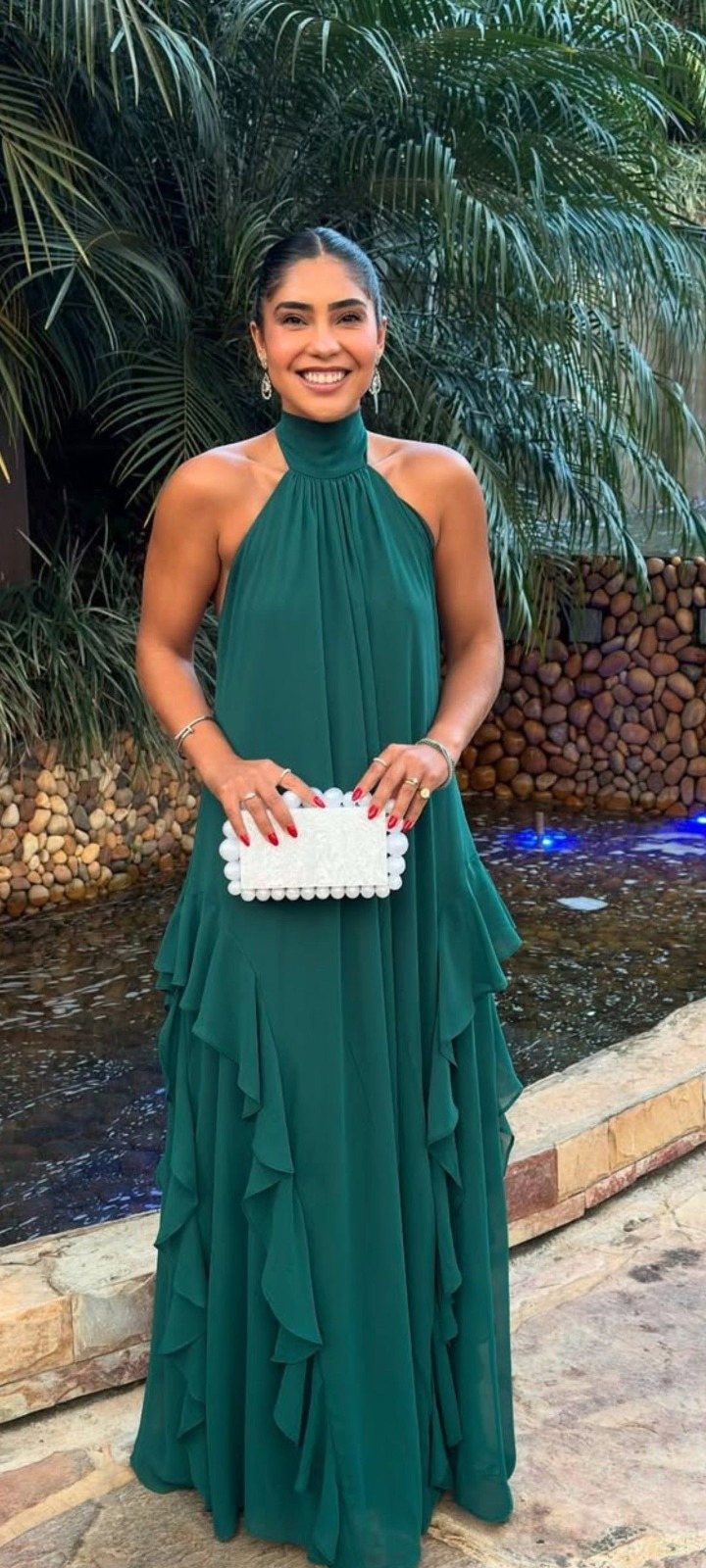 Vestido longo verde com detalhes em babados
