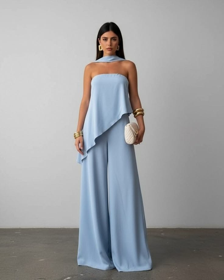 Conjunto azul-claro com calça de alfaiataria